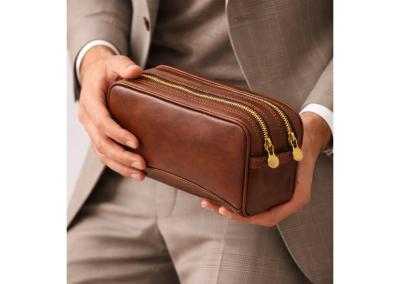 modelis vyras laiko odine skometine kelionesms