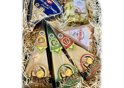 valgomas gurmanisku suriu rinkinys dezuteje dovana vadovui klientams kaledoms imones gimtadienio proga auksinems klientams dazniems